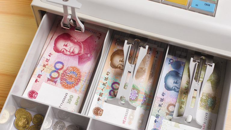Юань обгоняет доллар в трансграничных платежах Китая